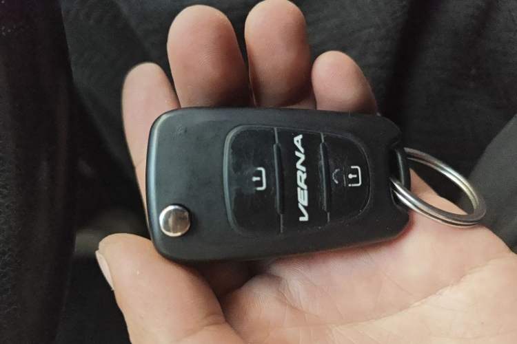 Used Hyundai Verna (older generation) 2010 Sedan 1.4L Manual Comfort GS Vehicle Key