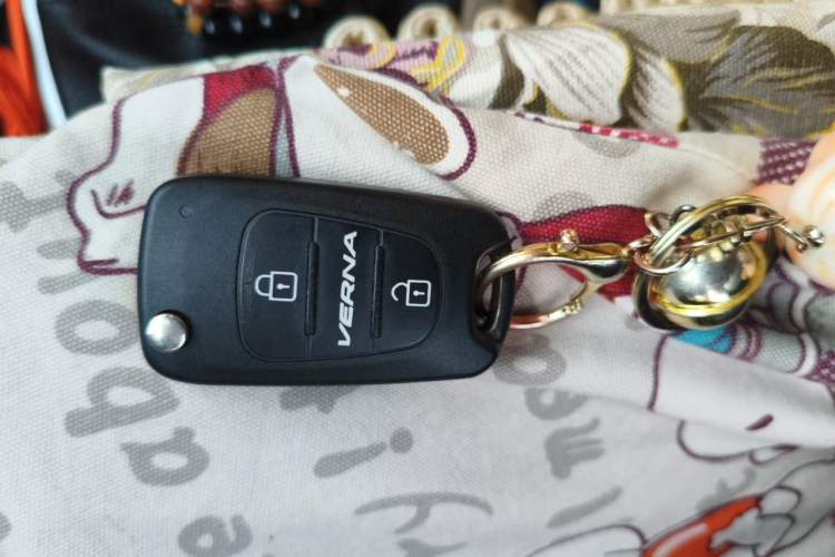 Used Hyundai Verna (older generation) 2010 Sedan 1.4L Manual Comfort GS Vehicle Key