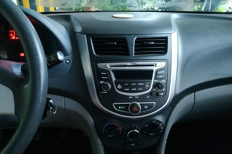 Used Hyundai Verna (older generation) 2010 Sedan 1.4L Manual Comfort GS Audio And AC Panel