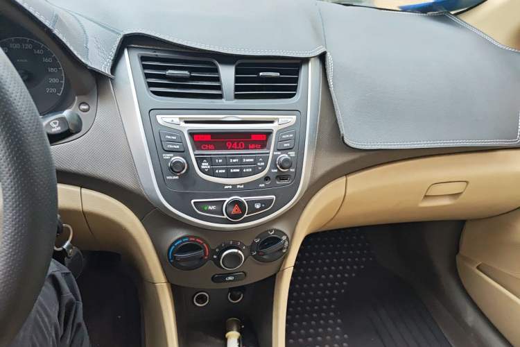 Used Hyundai Verna (older generation) 2010 Sedan 1.4L Manual Comfort GS Audio And AC Panel