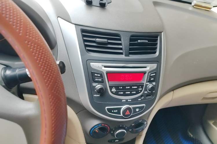 Used Hyundai Verna (older generation) 2010 Sedan 1.4L Automatic Comfort Model GS Audio And AC Panel
