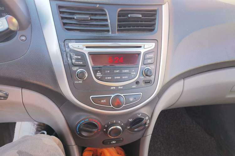 Used Hyundai Verna (older generation) 2010 Sedan 1.4L Manual Comfort GS Audio And AC Panel