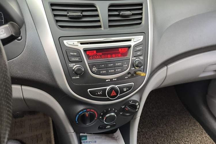 Used Hyundai Verna (older generation) 2010 Sedan 1.4L Manual Comfort GS Audio And AC Panel