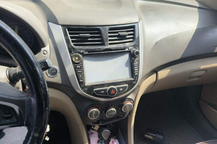 Used Hyundai Verna (older generation) 2010 Sedan 1.4L Manual Comfort GS Audio And AC Panel
