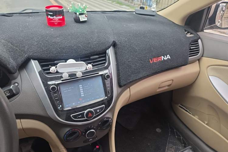 Used Hyundai Verna (older generation) 2010 Sedan 1.4L Automatic Comfort Model GS Audio And AC Panel