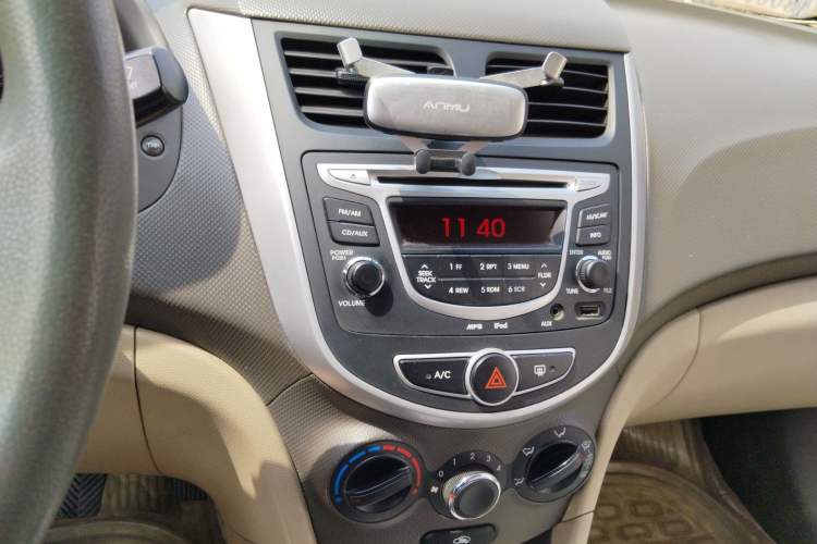 Used Hyundai Verna (older generation) 2010 Sedan 1.4L Manual Comfort GS Audio And AC Panel