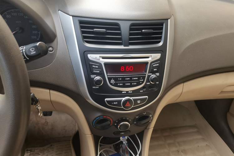 Used Hyundai Verna (older generation) 2010 Sedan 1.4L Manual Comfort GS Audio And AC Panel