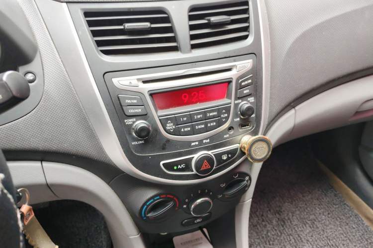 Used Hyundai Verna (older generation) 2010 Sedan 1.4L Manual BLUE Model Audio And AC Panel
