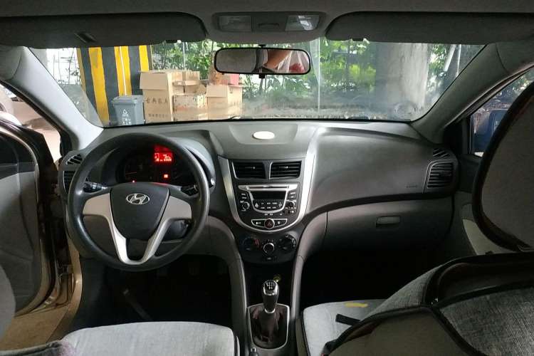 Used Hyundai Verna (older generation) 2010 Sedan 1.4L Manual Comfort GS Center Console