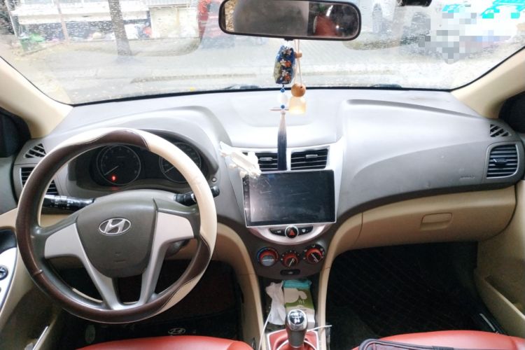 Used Hyundai Verna (older generation) 2010 Sedan 1.4L Manual Comfort GS Center Console