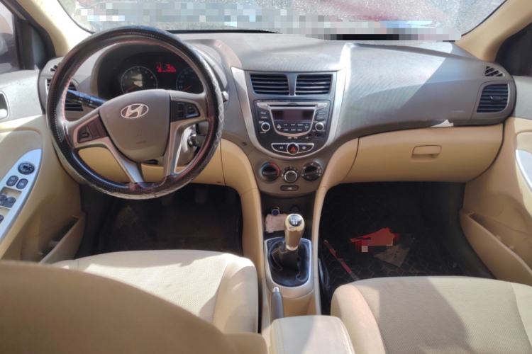 Used Hyundai Verna (older generation) 2010 Sedan 1.4L Manual Standard GL Model Center Console
