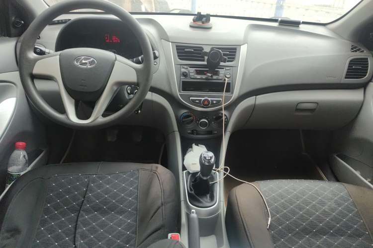 Used Hyundai Verna (older generation) 2010 Sedan 1.4L Manual Standard GL Model Center Console