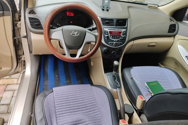 Used Hyundai Verna (older generation) 2010 Sedan 1.4L Automatic Comfort Model GS Center Console
