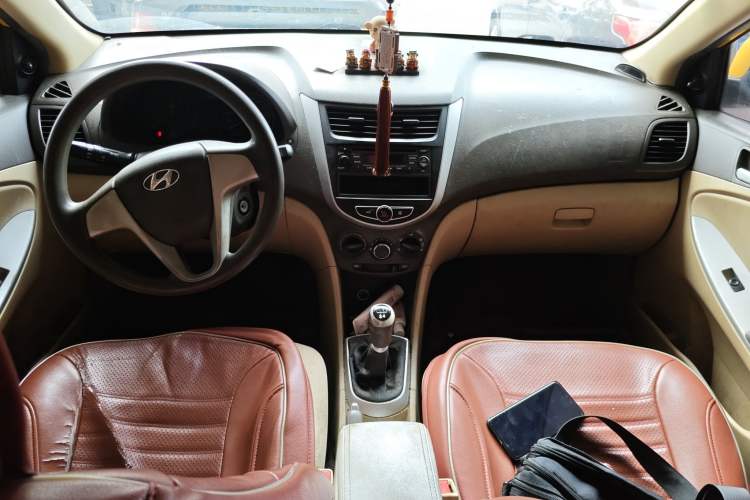 Used Hyundai Verna (older generation) 2010 Sedan 1.4L Manual Standard GL Model Center Console
