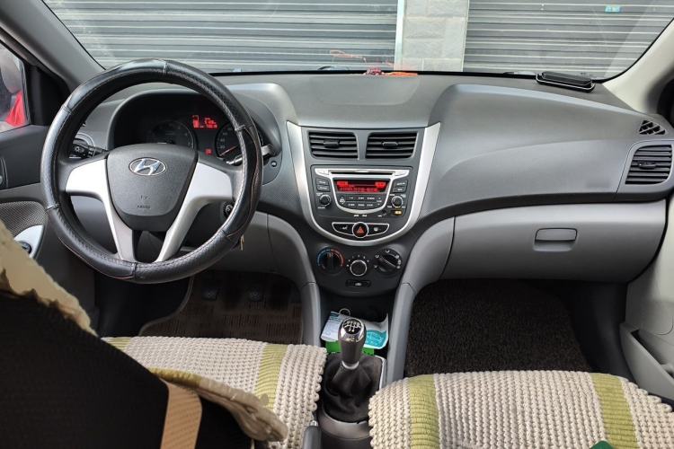 Used Hyundai Verna (older generation) 2010 Sedan 1.4L Manual Comfort GS Center Console