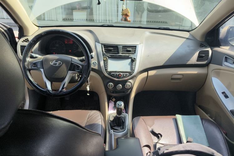 Used Hyundai Verna (older generation) 2010 Sedan 1.4L Manual Comfort GS Center Console