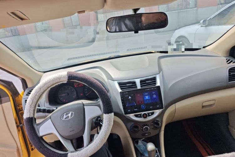 Used Hyundai Verna (older generation) 2010 Sedan 1.4L Automatic Comfort Model GS Center Console