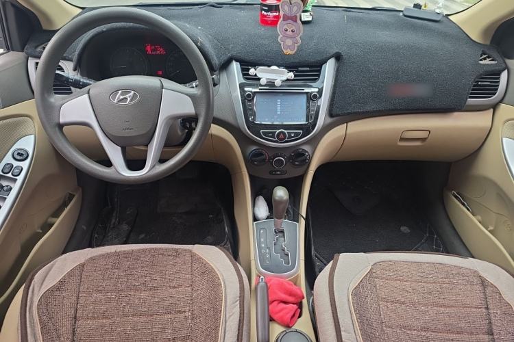 Used Hyundai Verna (older generation) 2010 Sedan 1.4L Automatic Comfort Model GS Center Console