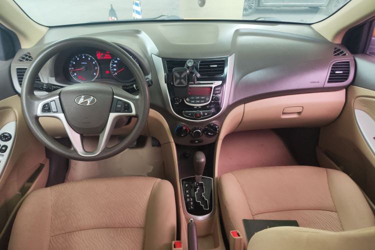 Used Hyundai Verna (older generation) 2010 Sedan 1.4L Automatic Luxury GLS Trim Center Console