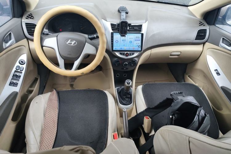 Used Hyundai Verna (older generation) 2010 Sedan 1.4L Manual Standard GL Model Center Console