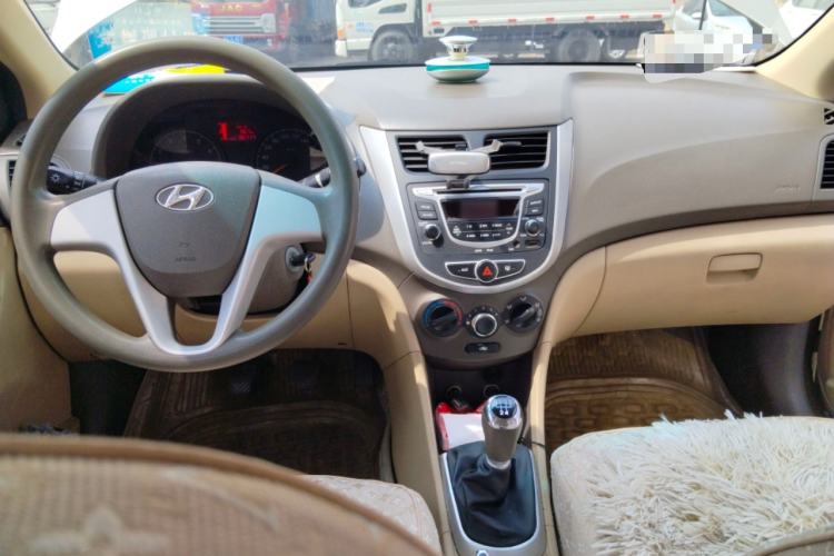 Used Hyundai Verna (older generation) 2010 Sedan 1.4L Manual Comfort GS Center Console