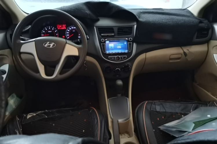 Used Hyundai Verna (older generation) 2010 Sedan 1.4L Automatic Fashionable GT Model Center Console