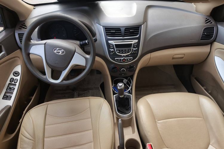 Used Hyundai Verna (older generation) 2010 Sedan 1.4L Manual Comfort GS Center Console