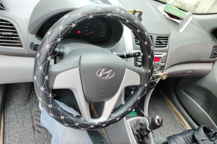 Used Hyundai Verna (older generation) 2010 Sedan 1.4L Manual BLUE Model Center Console