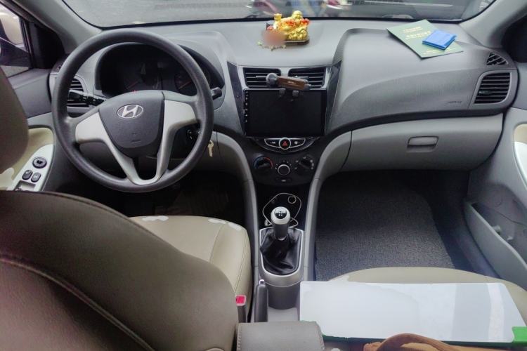 Used Hyundai Verna (older generation) 2010 Sedan 1.4L Manual BLUE Model Center Console