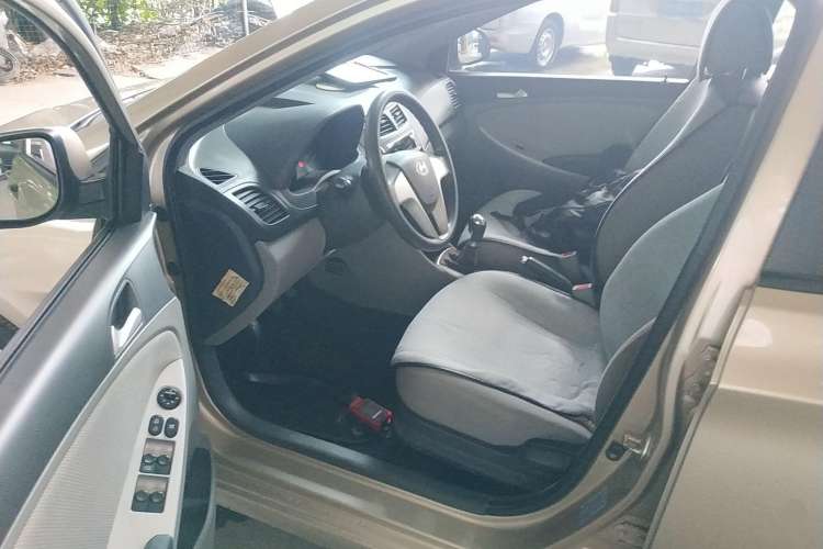 Used Hyundai Verna (older generation) 2010 Sedan 1.4L Manual Comfort GS Driver Seat