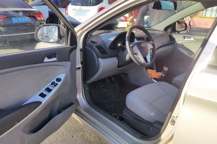 Used Hyundai Verna (older generation) 2010 Sedan 1.4L Manual Comfort GS Driver Seat
