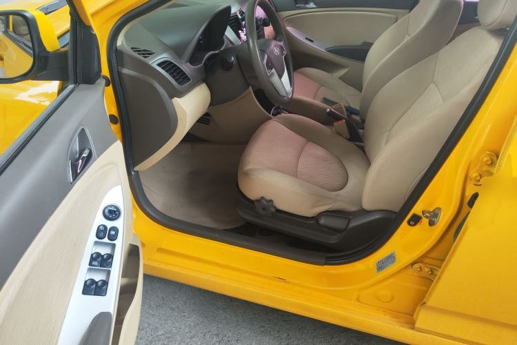 Used Hyundai Verna (older generation) 2010 Sedan 1.4L Automatic Luxury GLS Trim Driver Seat