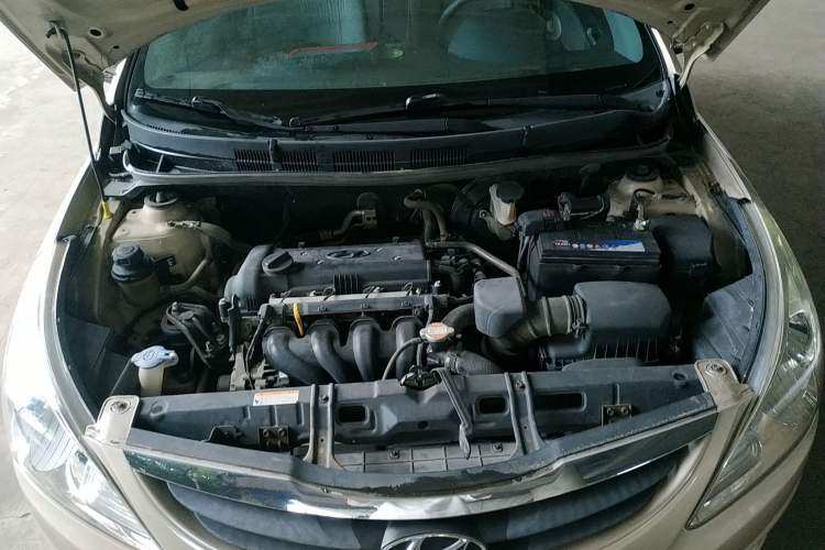 Used Hyundai Verna (older generation) 2010 Sedan 1.4L Manual Comfort GS Engine Bay
