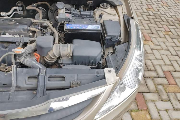 Used Hyundai Verna (older generation) 2010 Sedan 1.4L Automatic Comfort Model GS Engine Bay Left