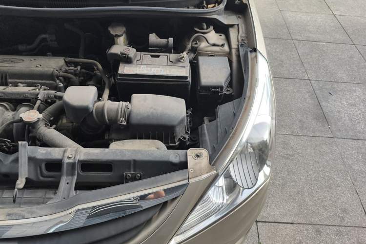 Used Hyundai Verna (older generation) 2010 Sedan 1.4L Manual Comfort GS Engine Bay Left