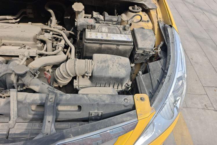 Used Hyundai Verna (older generation) 2010 Sedan 1.4L Automatic Comfort Model GS Engine Bay Left