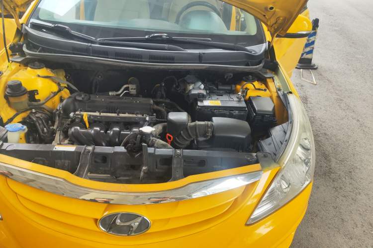 Used Hyundai Verna (older generation) 2010 Sedan 1.4L Automatic Luxury GLS Trim Engine Bay Left