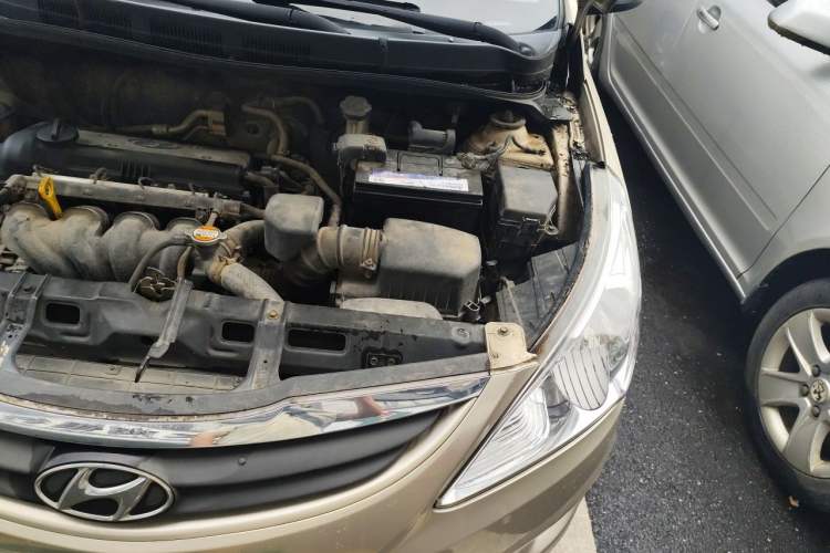 Used Hyundai Verna (older generation) 2010 Sedan 1.4L Manual Standard GL Model Engine Bay Left