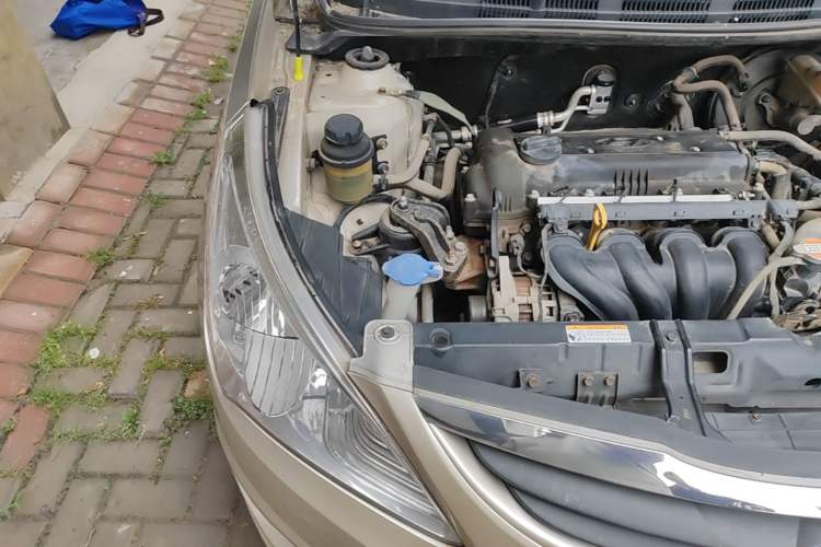 Used Hyundai Verna (older generation) 2010 Sedan 1.4L Automatic Comfort Model GS Engine Bay Right