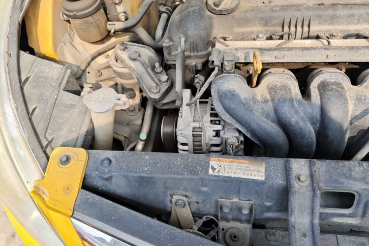 Used Hyundai Verna (older generation) 2010 Sedan 1.4L Manual Standard GL Model Engine Bay Right