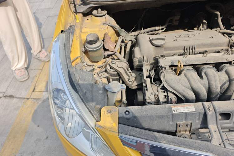 Used Hyundai Verna (older generation) 2010 Sedan 1.4L Automatic Comfort Model GS Engine Bay Right