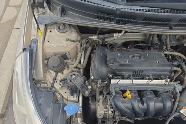 Used Hyundai Verna (older generation) 2010 Sedan 1.4L Automatic Comfort Model GS Engine Bay Right