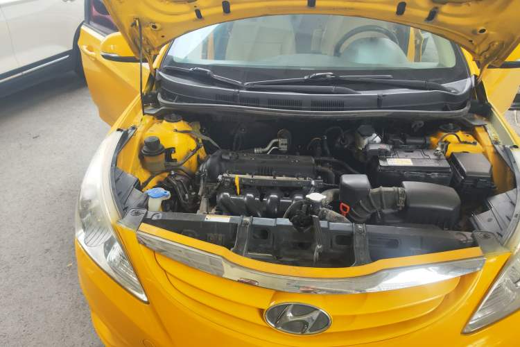 Used Hyundai Verna (older generation) 2010 Sedan 1.4L Automatic Luxury GLS Trim Engine Bay Right