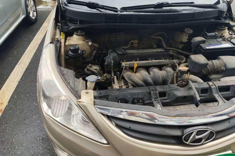 Used Hyundai Verna (older generation) 2010 Sedan 1.4L Manual Standard GL Model Engine Bay Right