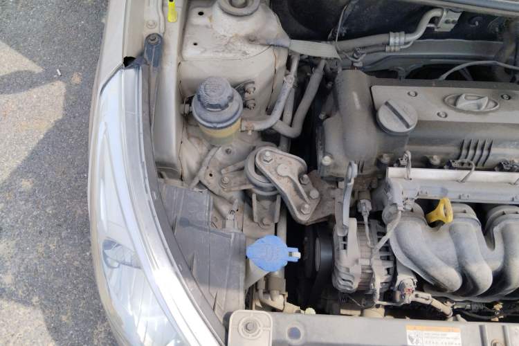 Used Hyundai Verna (older generation) 2010 Sedan 1.4L Manual Comfort GS Engine Bay Right