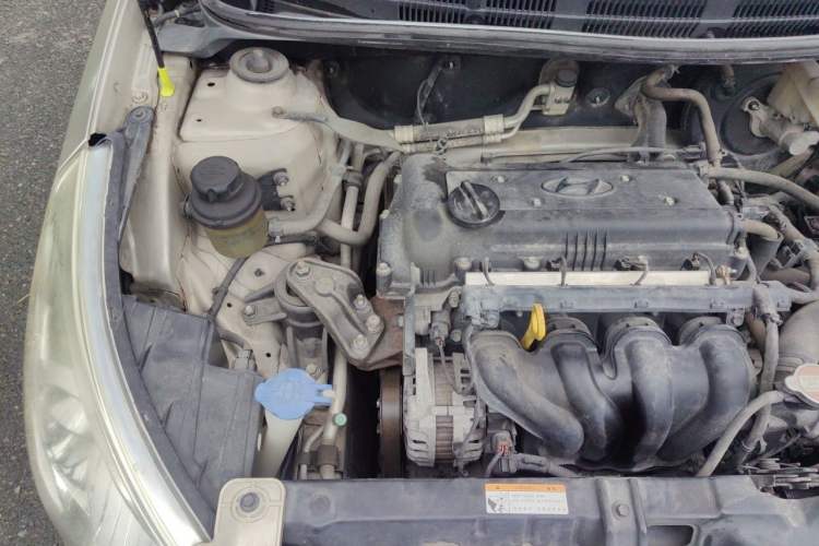 Used Hyundai Verna (older generation) 2010 Sedan 1.4L Manual BLUE Model Engine Bay Right
