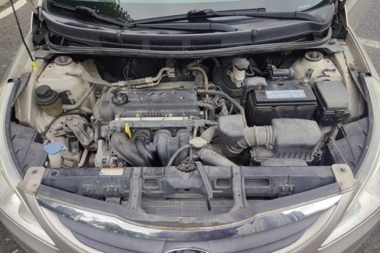 Used Hyundai Verna (older generation) 2010 Sedan 1.4L Manual BLUE Model Engine Bay