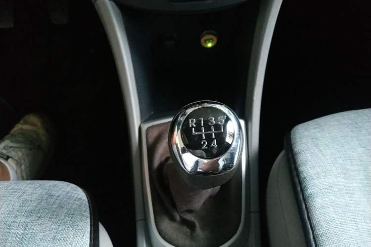 Used Hyundai Verna (older generation) 2010 Sedan 1.4L Manual Comfort GS Gear Lever