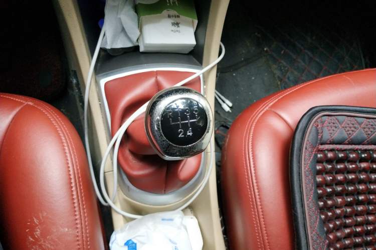 Used Hyundai Verna (older generation) 2010 Sedan 1.4L Manual Comfort GS Gear Lever