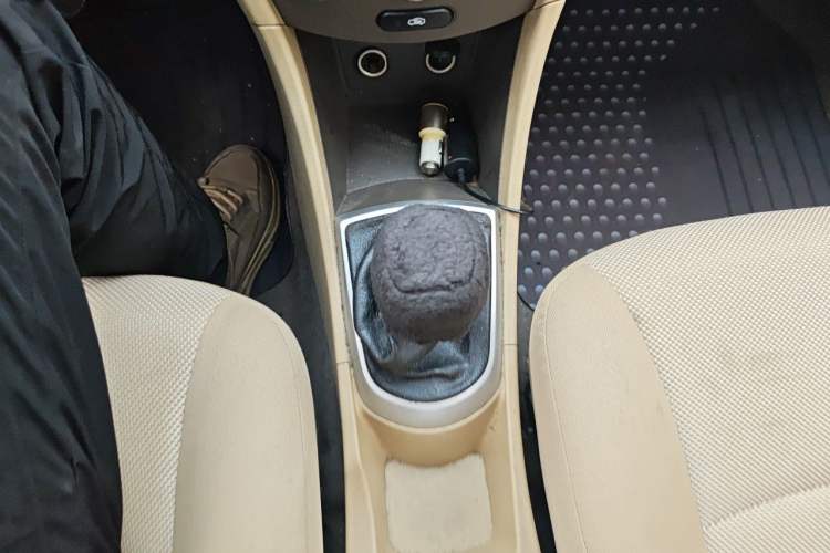 Used Hyundai Verna (older generation) 2010 Sedan 1.4L Manual Comfort GS Gear Lever